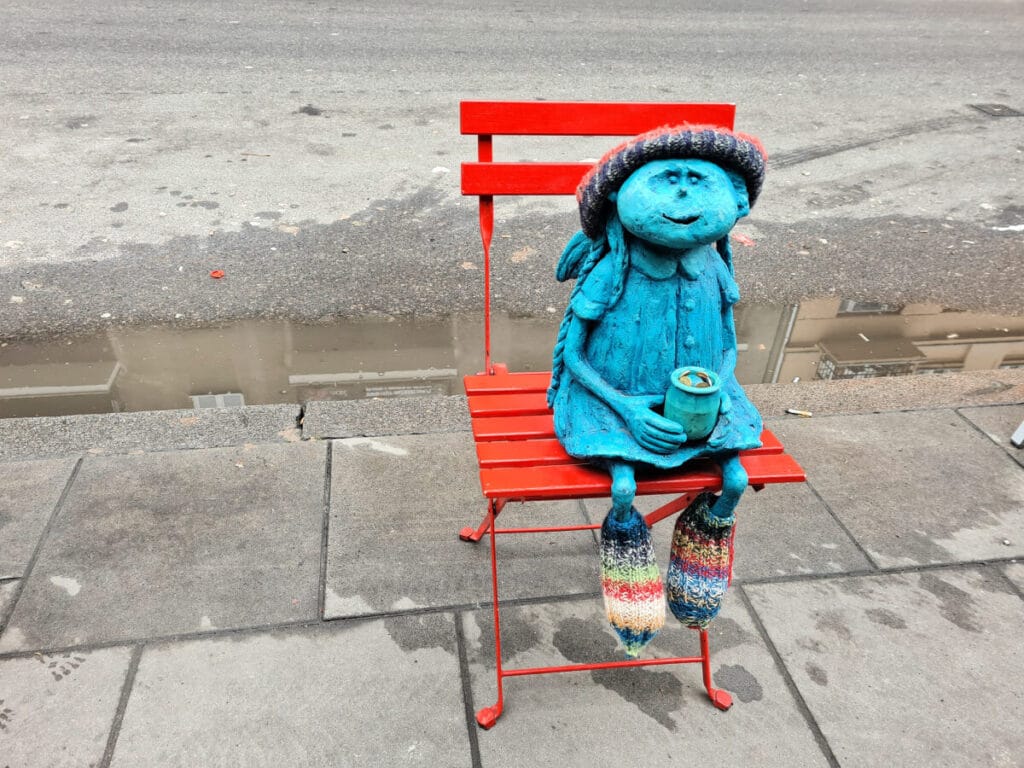 angelito de Marek Sulek que ver en el barrio de Praga Varsovia