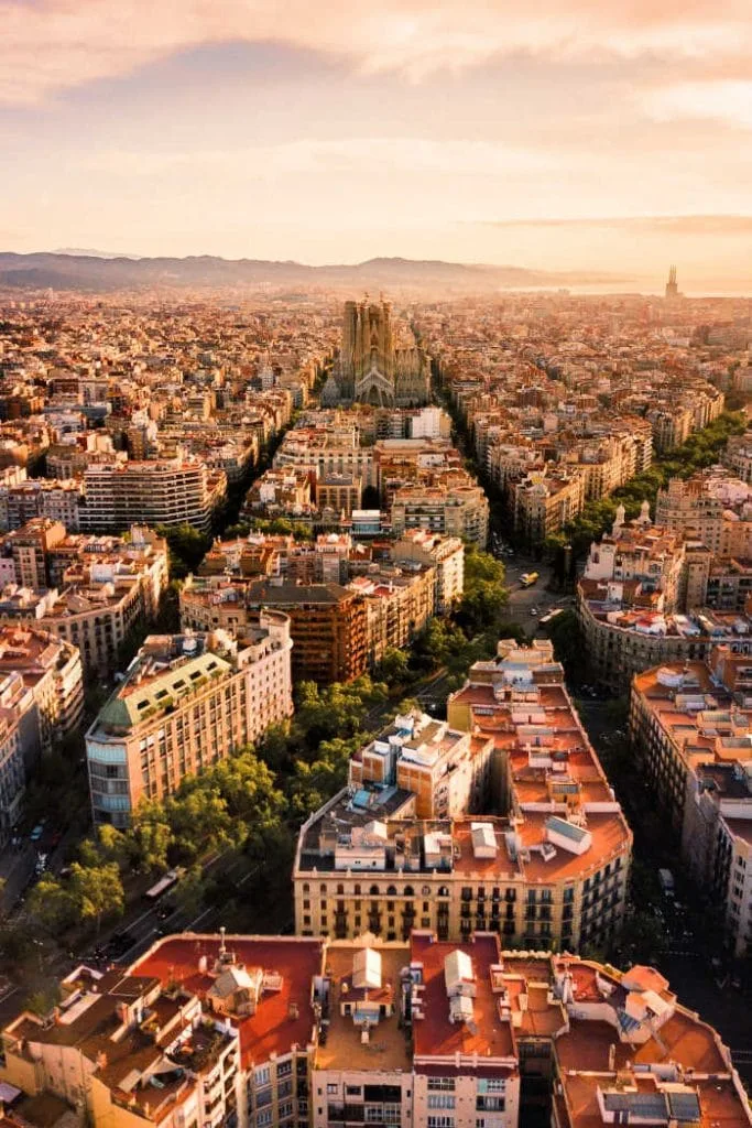 barcelona turismo 683x1024