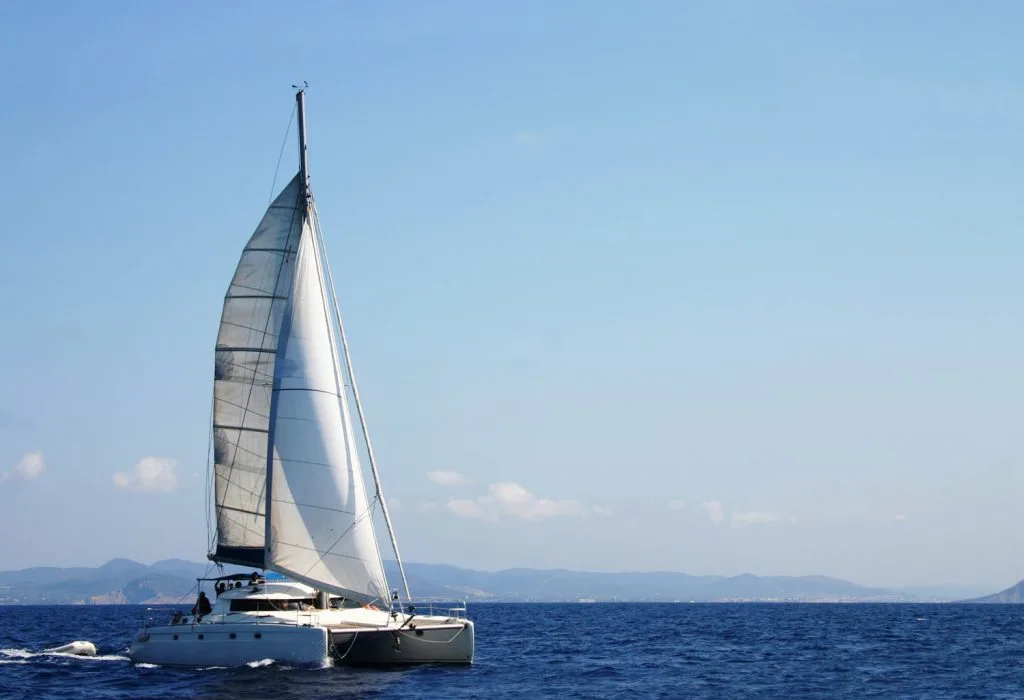 catamaran sailing 1024x700