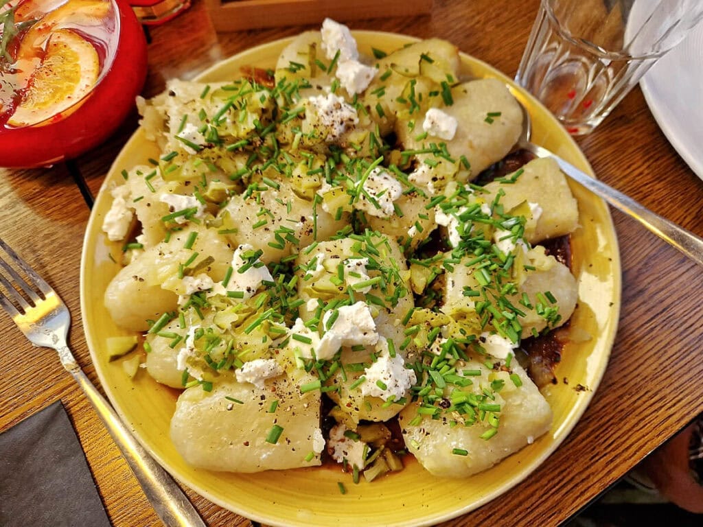 Plato de Bliny de harina de patata con queso y cebollino, comida típica de Polonia con nombres