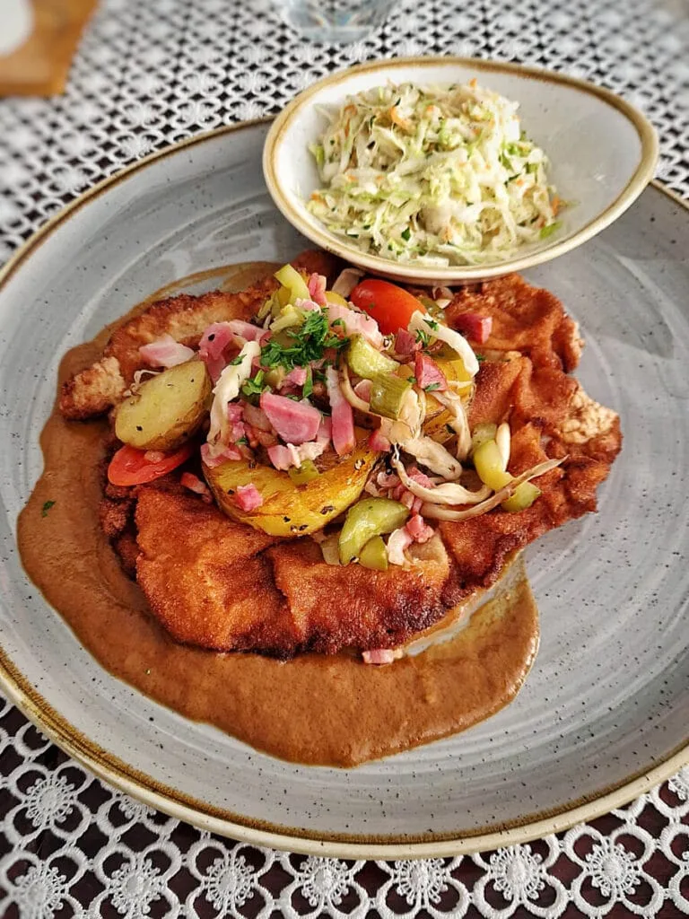 Kotlet schabowy platos tipicos de polonia 768x1024