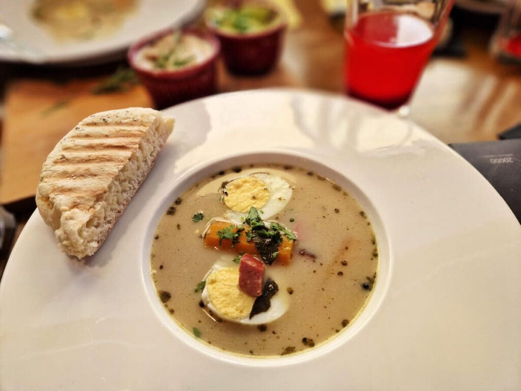 Plato de sopa Zurek típica de Polonia con pan proziak