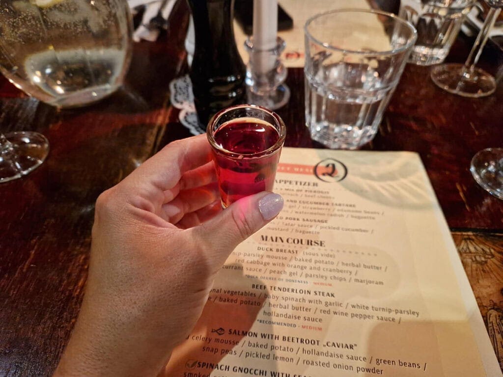 Chupito de licor de cereza, una de las bebidas polacas más típicas