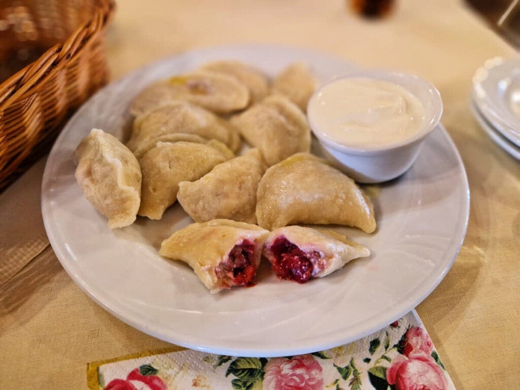 Plato de pierogis dulces rellenos de mermelada de cereza, postre típico de Polonia