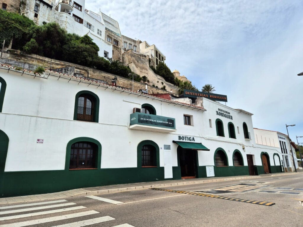 Visitar la fábrica de Gin Xoriguer es uno de las mejores cosas que hacer en mahon menorca