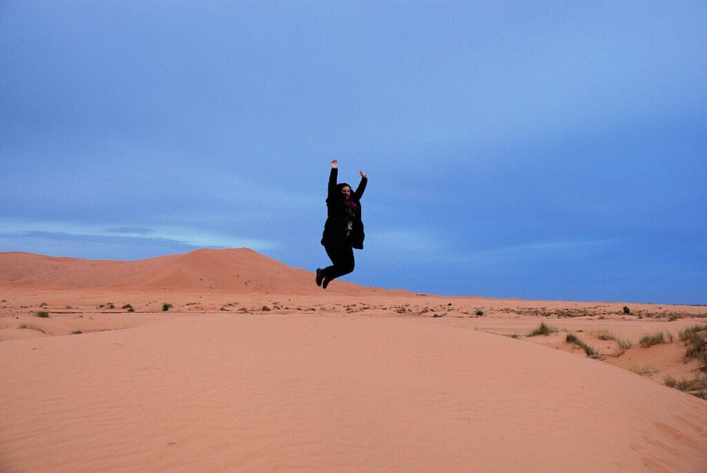 Sara Mindful Travel feliz en Marruecos al dormir en el desierto