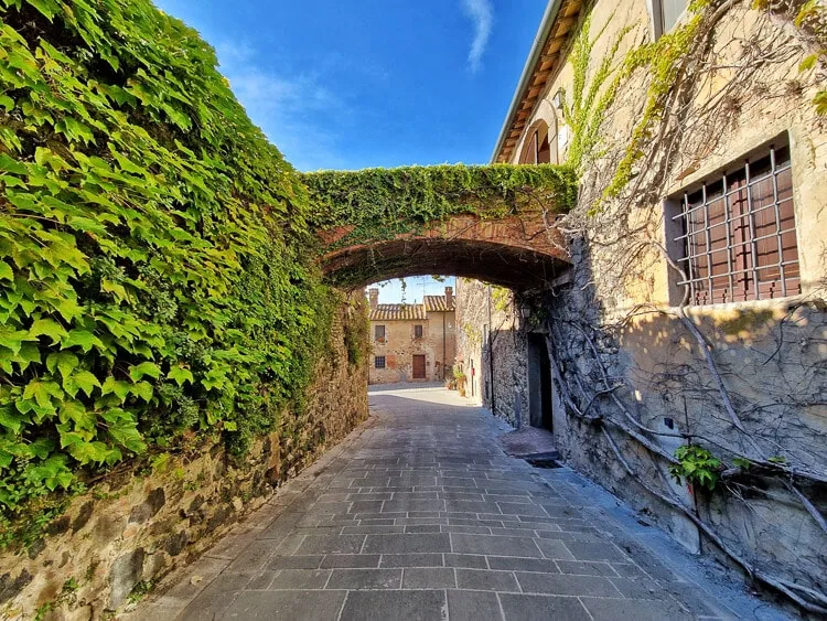 Calles bonitas de Querceto en la Toscana