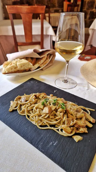 Comer en Pitigliano Toscana italiana