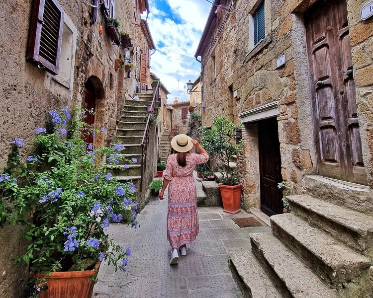Pasear por Pitigliano en la Toscana