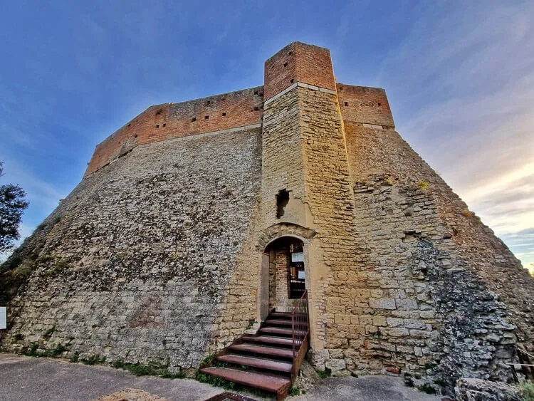 Rocca Sillana en la Toscana