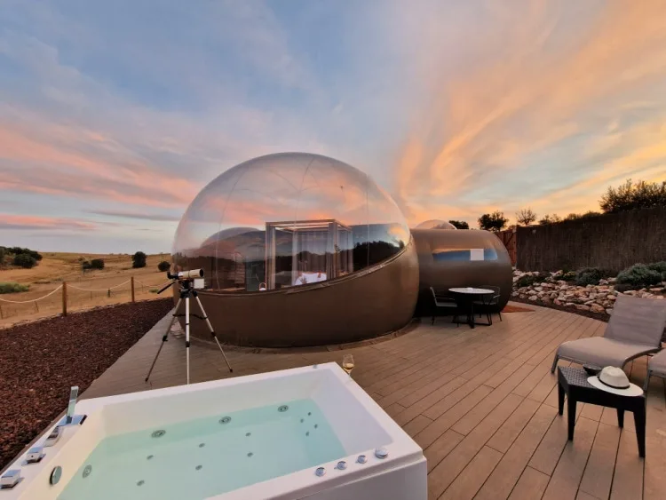 Atardecer en el hotel burbuja cerca de Madrid