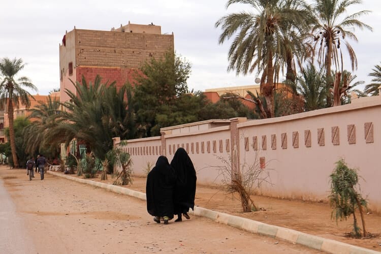 Mujeres marroquíes paseando por la calle en Marruecos