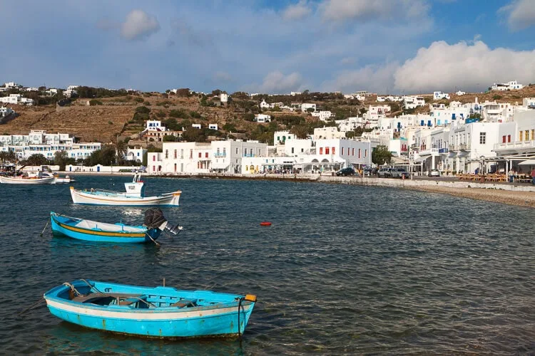 Barcos de pesca con la isla de Mikonos de fondo