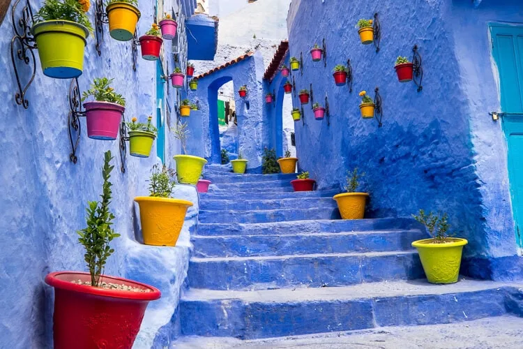 Calles azules de Marruecos en primavera