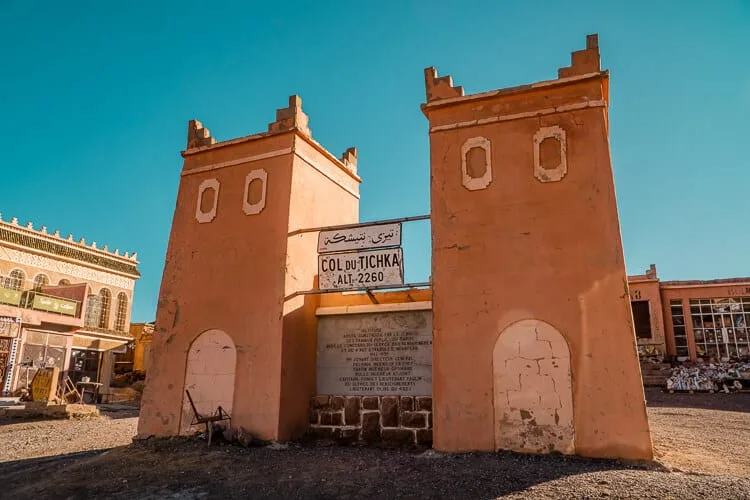 Senal en arabe del alto de Tichka en Marruecos