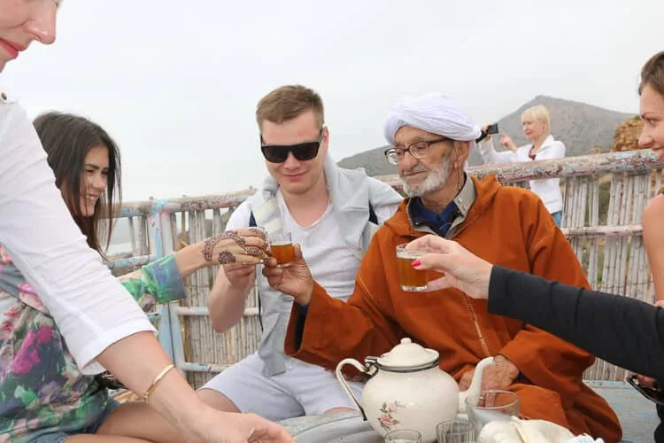 grupo de personas tomando el te y hablando en Marruecos