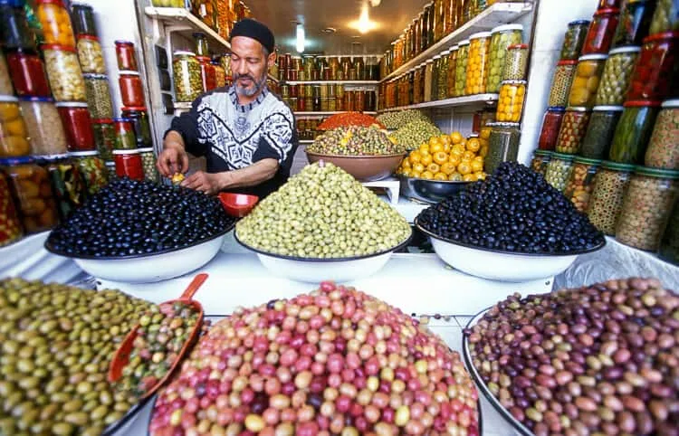 vendedor de aceitunas en el zoco de Marrakech