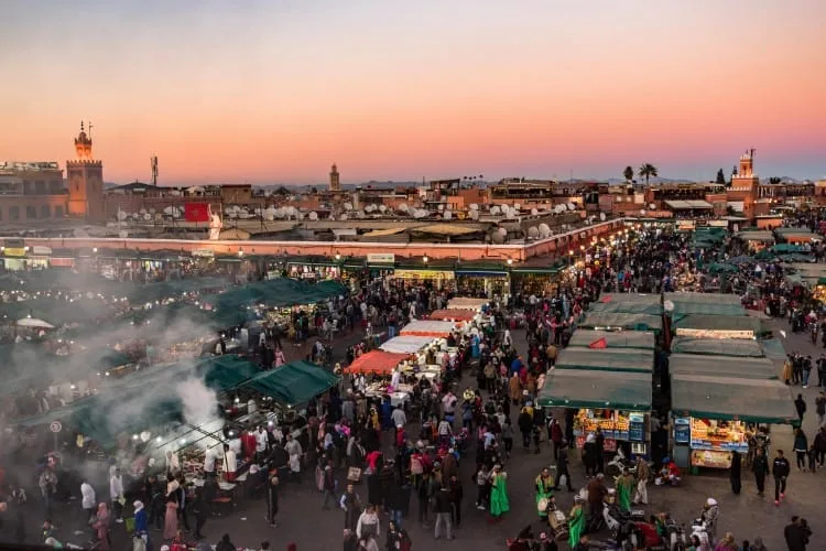 Bulliciosa plaza Jemaa el Fna de Marrakech al amanecer