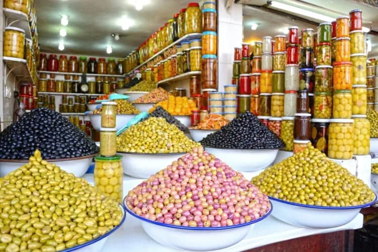 Encurtidos y aceitunas en un puesto del zoco de Marrakech
