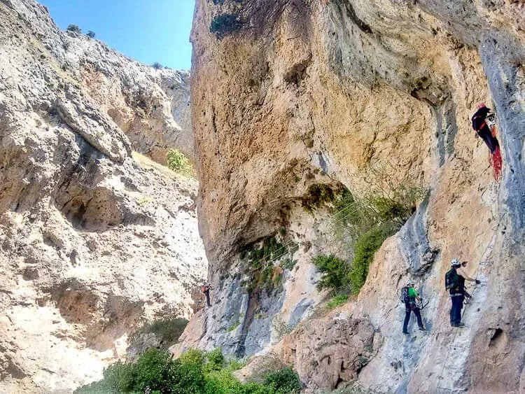 Escaladores haciedo la via ferrata del Ventano del Diablo
