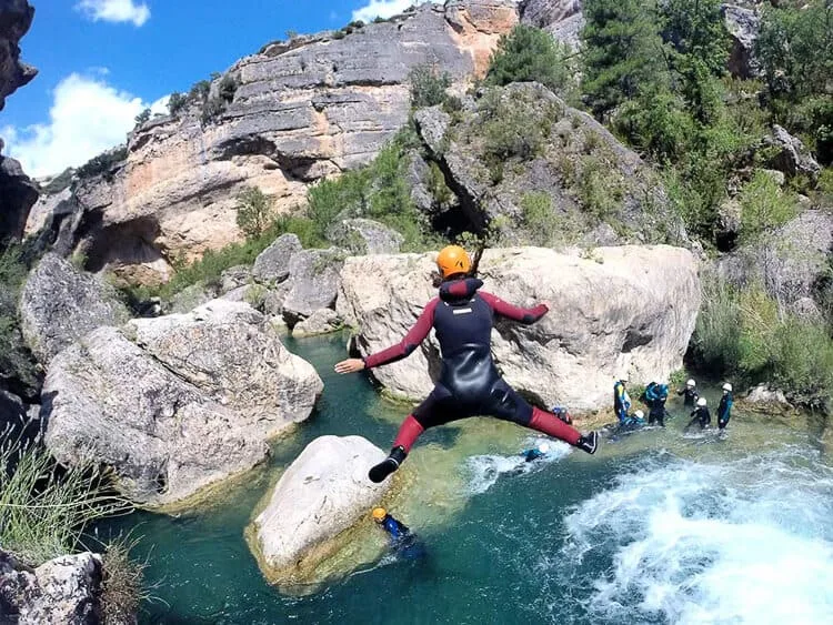 Hombre haciendo Barranquismo en el barranco del Ventano del Diablo