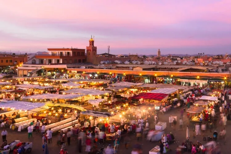 Plaza Jemaa el Fna en Marrakech al atardecer
