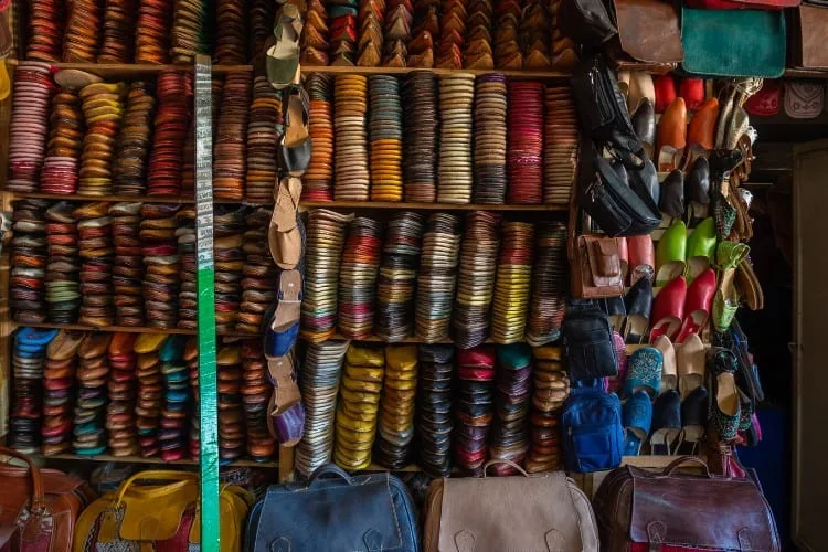 Tienda de babuchas de cuero de colores