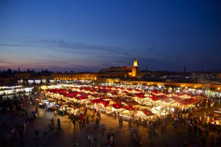 Vistas desde una terraza de la plaza Jemaa el Fna por la noche