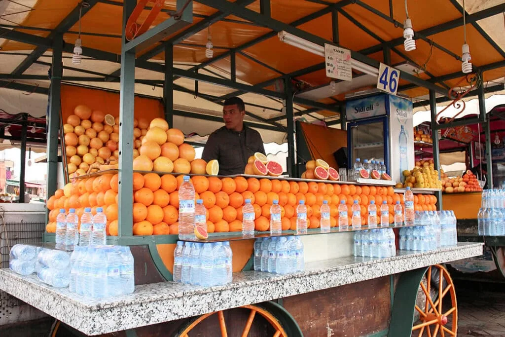 cuanto cuesta una botella de agua en Marrakech 1024x683