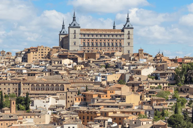 Casco antiguo de Toledo con el Alcazar de fondo