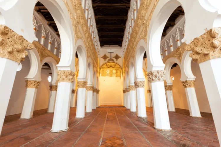 Interior de la sinagoga Santa Maria la Blanca incluida en muchos de los tours a Toledo desde Madrid