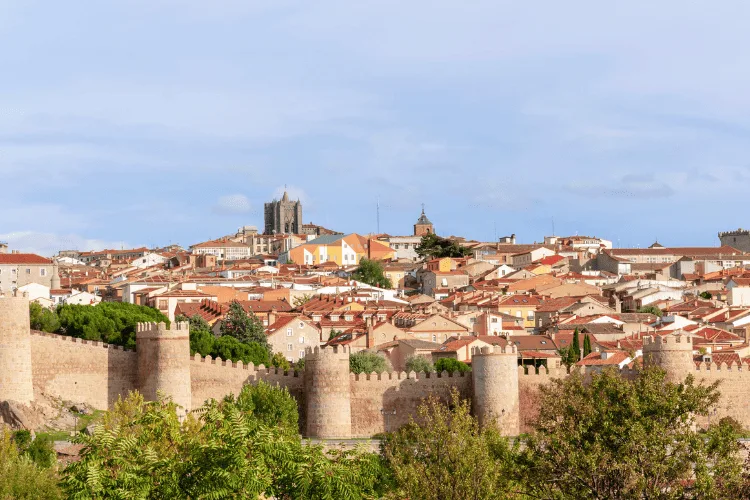 Vistas de la ciudad amurallada de Avila incluida en una de las excursiones desde Madrid
