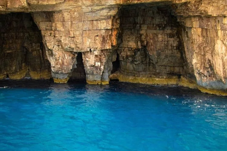 Gace littele pants caves in Vis Island