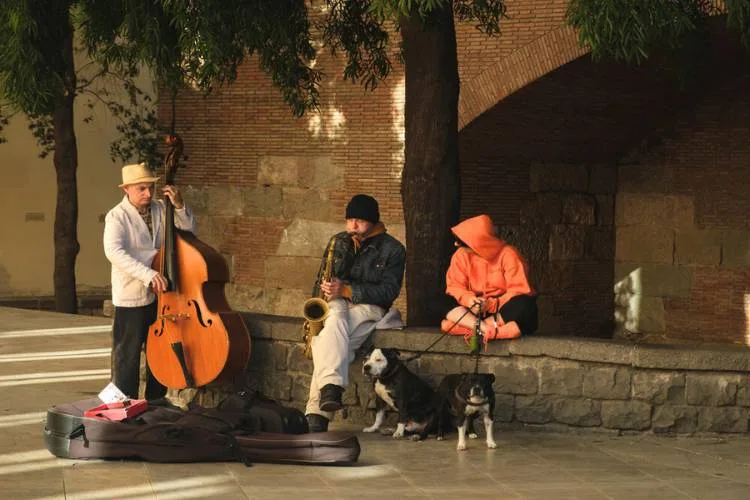 Musicos tocando jazz en las calles de Barcelona