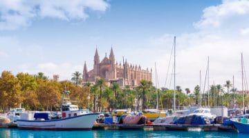 Puerto marítimo de Palma de Mallorca con la catedral de fondo