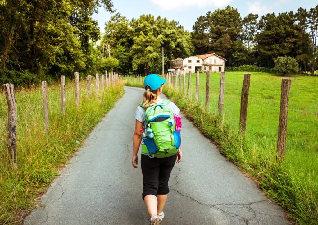 Mujer con mochila haciendo el Camino de Santiago