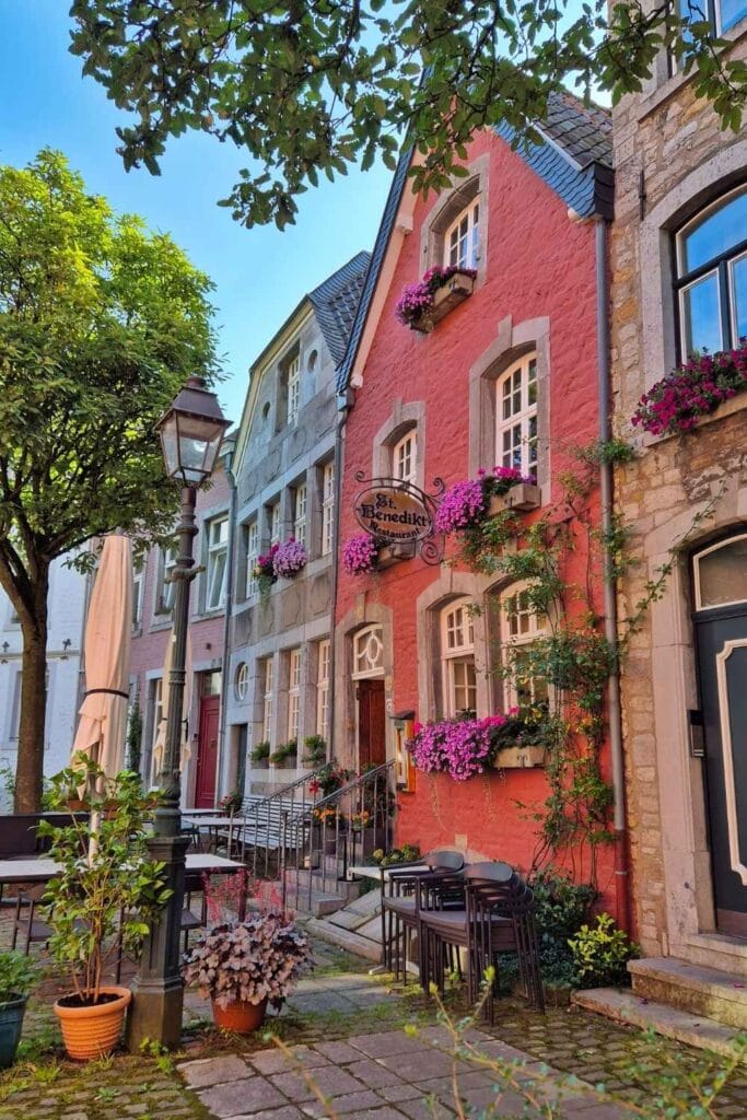 Barrio secrto de Aachen Alemania 683x1024