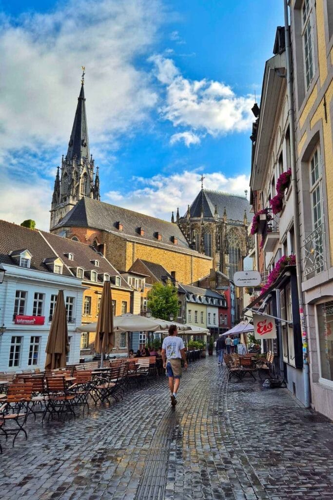 Callejear en la ciudad historica de Aquisgran Aachen Alemania 683x1024