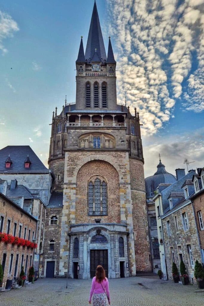 Entrada Catedral de Aquisgran Alemania 683x1024