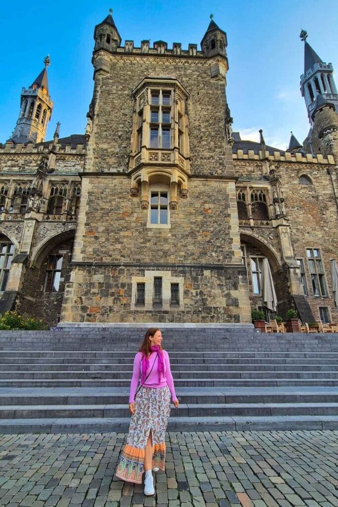 Escaleras del Ayuntamiento Aquisgran Alemania 683x1024