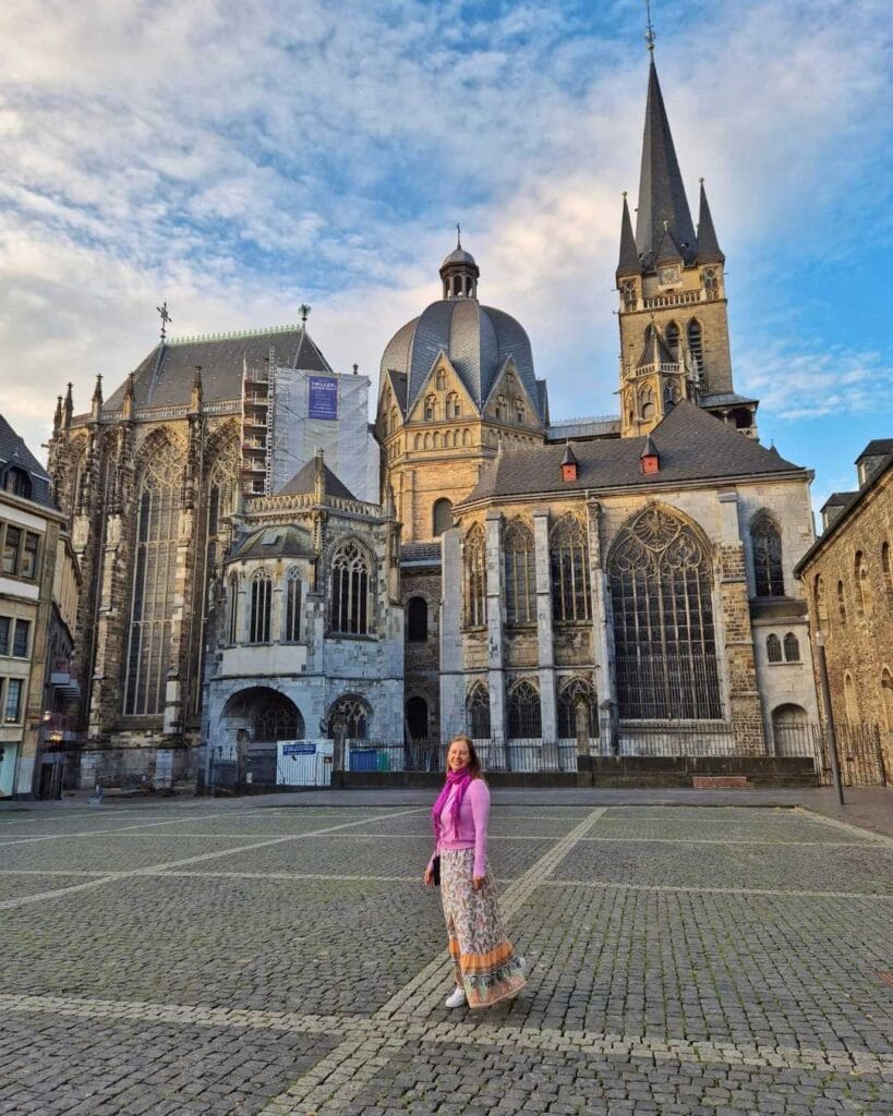 Fachada Catedral de Aachen Alemania 819x1024