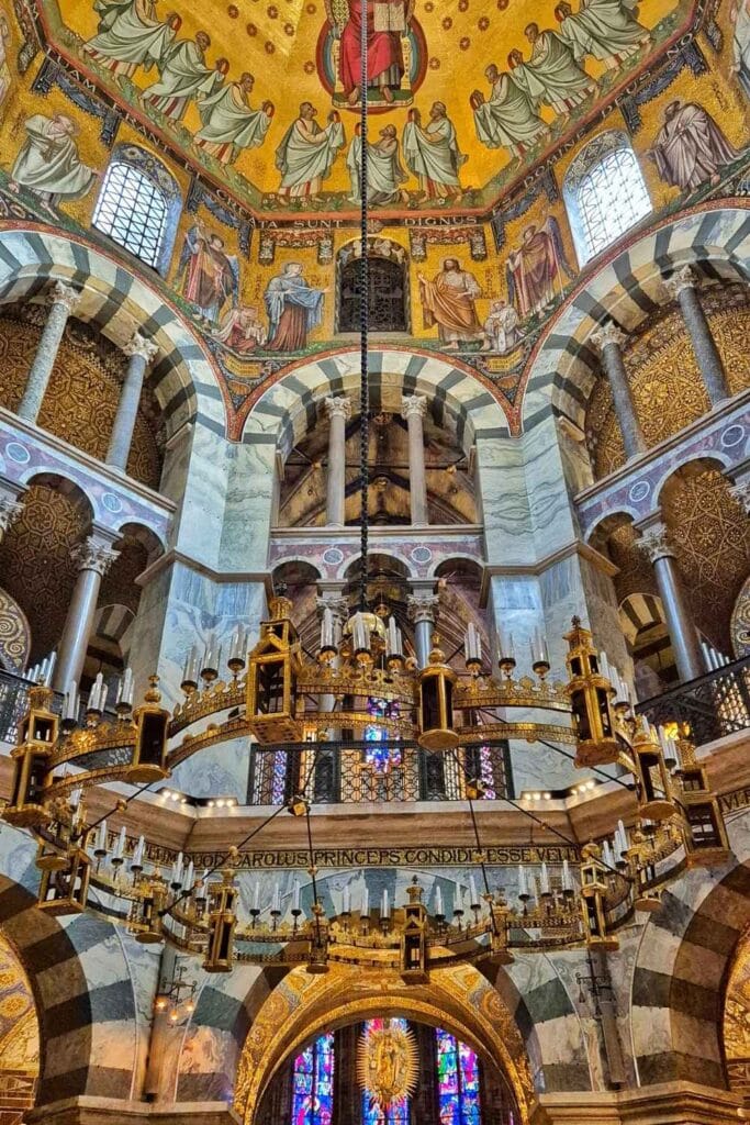 Interior Catedral de Aachen Alemania 683x1024
