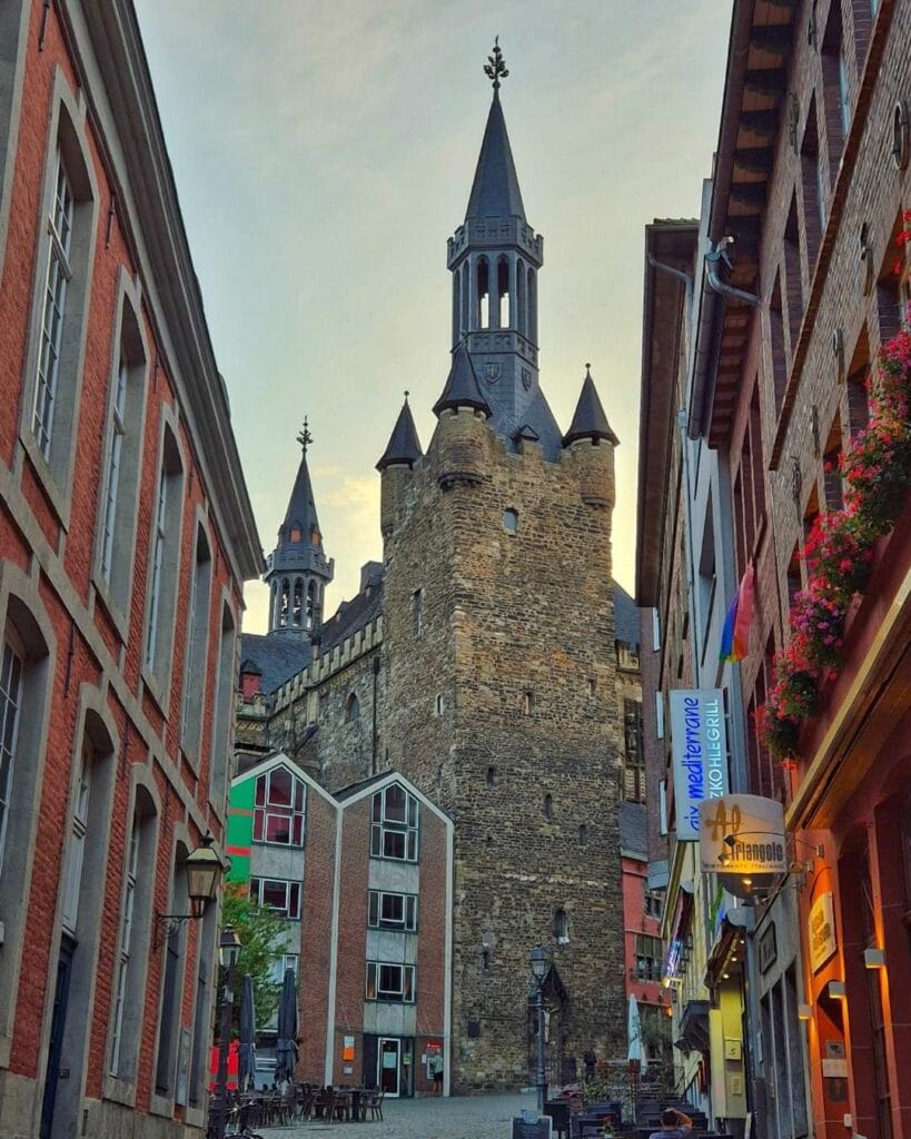 Torre del Grano Aachen Alemania 819x1024