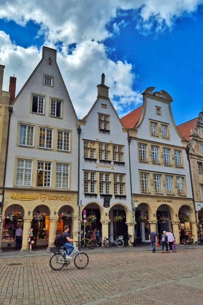 Calles del centro historico de Munster Alemania 683x1024