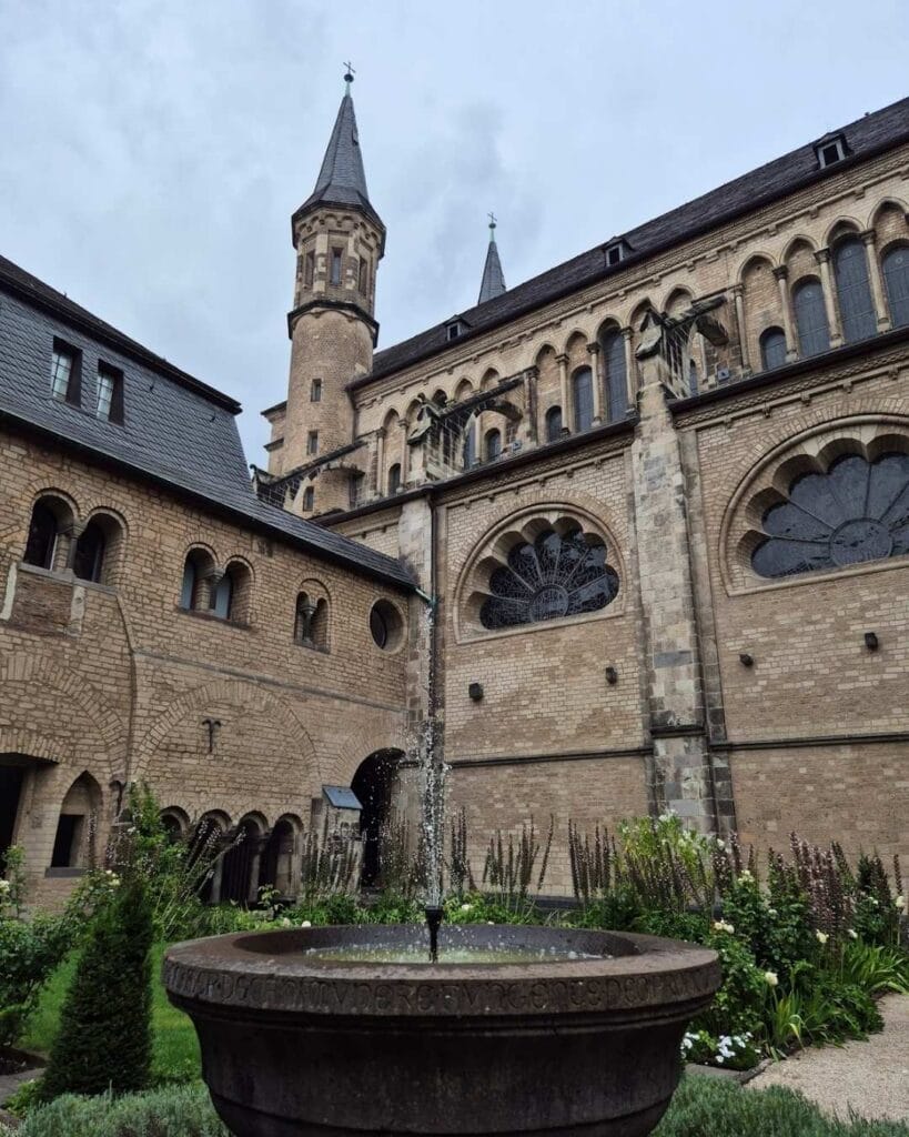 Claustro de la Catedra de Bonn 819x1024