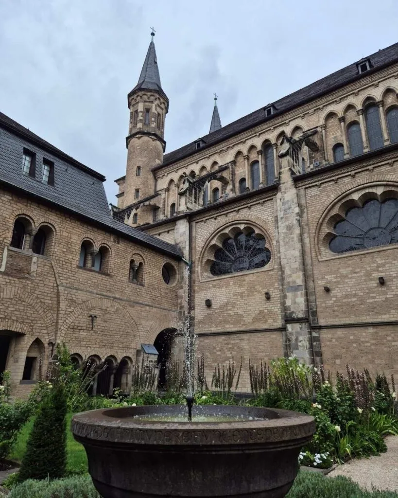 Claustro de la Catedra de Bonn 819x1024