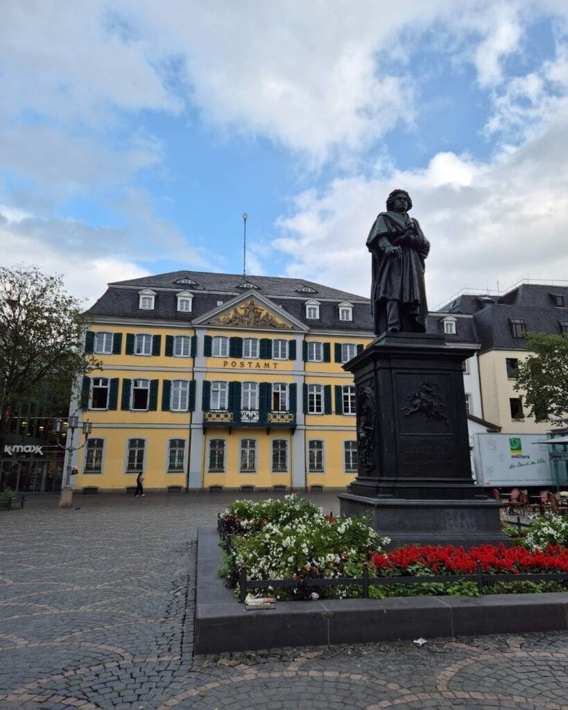 Correos y escultura Beethoven en Bonn 819x1024