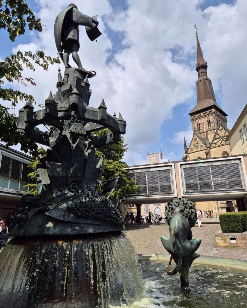Fuente Burgerbrunnen Osnabruck Alemania 819x1024
