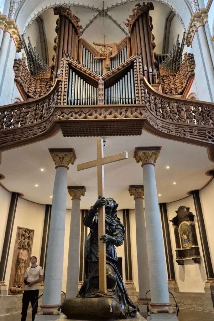 Interior catedral Bonn Alemania 683x1024