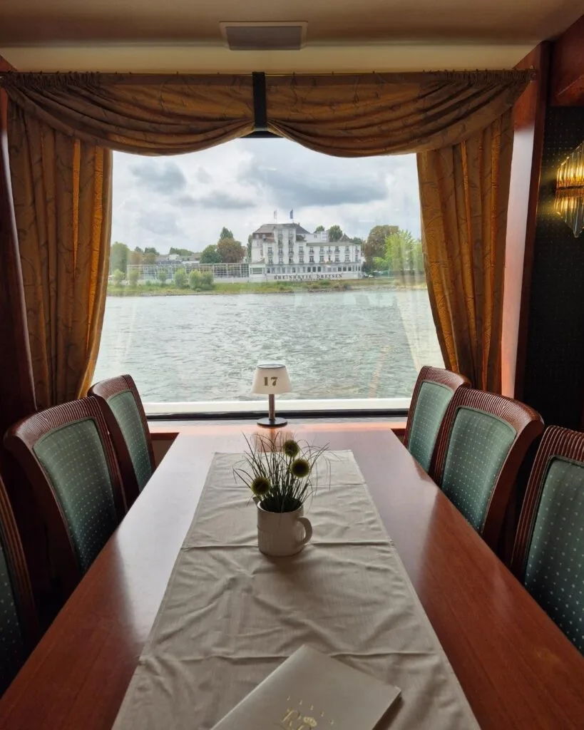 Interior crucero Rin Bonn 819x1024